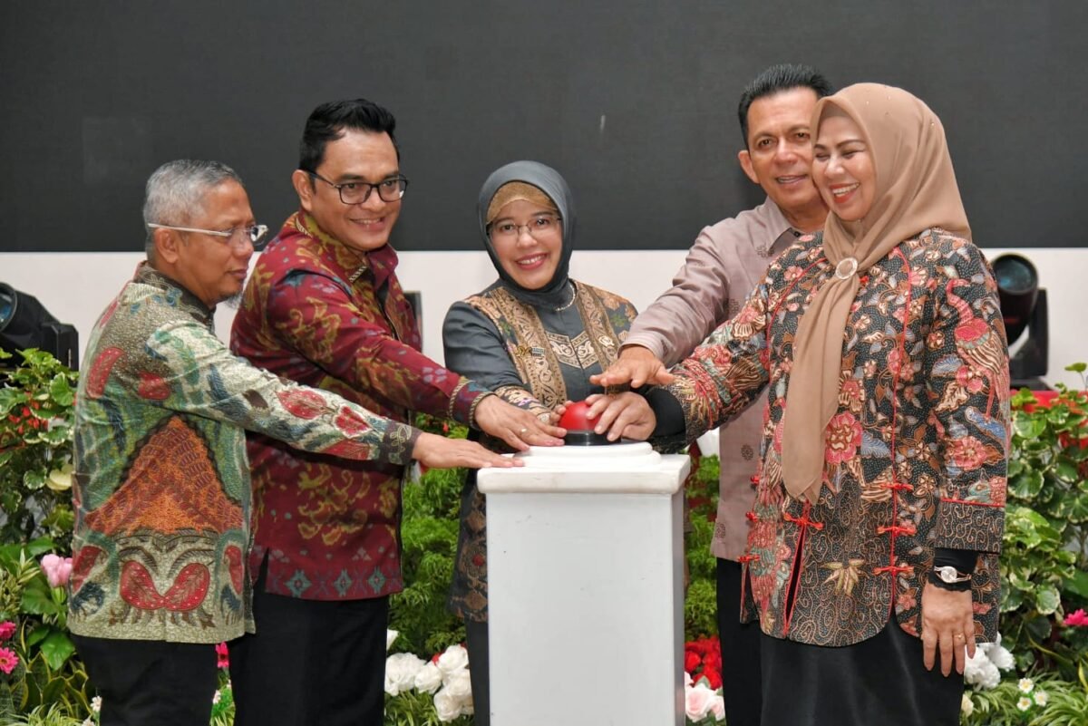 Gubernur Kepri Ansar Ahmad, Kepala BPS RI Amalia Adininggar, Kepala BPS Kepri Toto Haryanto Silitonga, Ketua TP PKK Kepri Dewi Kumalasari, serta Ketua Sensus Ekonomi Nasional Windiarso Konco Adi menekan sirine tanda dimulainya SE2026 di Kepri. Foto: Biro ADPIM Kepri 