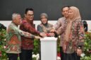 Gubernur Kepri Ansar Ahmad, Kepala BPS RI Amalia Adininggar, Kepala BPS Kepri Toto Haryanto Silitonga, Ketua TP PKK Kepri Dewi Kumalasari, serta Ketua Sensus Ekonomi Nasional Windiarso Konco Adi menekan sirine tanda dimulainya SE2026 di Kepri. Foto: Biro ADPIM Kepri 