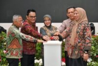 Gubernur Kepri Ansar Ahmad, Kepala BPS RI Amalia Adininggar, Kepala BPS Kepri Toto Haryanto Silitonga, Ketua TP PKK Kepri Dewi Kumalasari, serta Ketua Sensus Ekonomi Nasional Windiarso Konco Adi menekan sirine tanda dimulainya SE2026 di Kepri. Foto: Biro ADPIM Kepri 