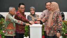 Gubernur Kepri Ansar Ahmad, Kepala BPS RI Amalia Adininggar, Kepala BPS Kepri Toto Haryanto Silitonga, Ketua TP PKK Kepri Dewi Kumalasari, serta Ketua Sensus Ekonomi Nasional Windiarso Konco Adi menekan sirine tanda dimulainya SE2026 di Kepri. Foto: Biro ADPIM Kepri