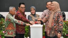 Gubernur Kepri Ansar Ahmad, Kepala BPS RI Amalia Adininggar, Kepala BPS Kepri Toto Haryanto Silitonga, Ketua TP PKK Kepri Dewi Kumalasari, serta Ketua Sensus Ekonomi Nasional Windiarso Konco Adi menekan sirine tanda dimulainya SE2026 di Kepri. Foto: Biro ADPIM Kepri 