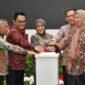 Gubernur Kepri Ansar Ahmad, Kepala BPS RI Amalia Adininggar, Kepala BPS Kepri Toto Haryanto Silitonga, Ketua TP PKK Kepri Dewi Kumalasari, serta Ketua Sensus Ekonomi Nasional Windiarso Konco Adi menekan sirine tanda dimulainya SE2026 di Kepri. Foto: Biro ADPIM Kepri 