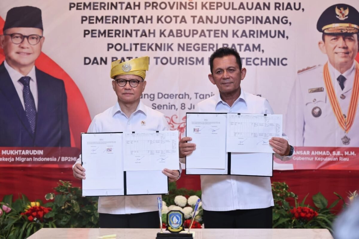 Gubernur Kepri Ansar Ahmad dan Menteri Pelindungan Pekerja Migran Indonesia (P2MI) Mukhtarudin menunjukkan dokumen kerjasama dalam menyiapkan ekosistem pekerja migran yang berkualitas di Gedung Daerah Tanjungpinang, Senin (8/6/2026). Foto: Diskominfo Kepri