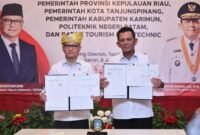 Gubernur Kepri Ansar Ahmad dan Menteri Pelindungan Pekerja Migran Indonesia (P2MI) Mukhtarudin menunjukkan dokumen kerjasama dalam menyiapkan ekosistem pekerja migran yang berkualitas di Gedung Daerah Tanjungpinang, Senin (8/6/2026). Foto: Diskominfo Kepri
