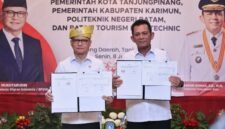 Gubernur Kepri Ansar Ahmad dan Menteri Pelindungan Pekerja Migran Indonesia (P2MI) Mukhtarudin menunjukkan dokumen kerjasama dalam menyiapkan ekosistem pekerja migran yang berkualitas di Gedung Daerah Tanjungpinang, Senin (8/6/2026). Foto: Diskominfo Kepri