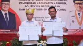 Gubernur Kepri Ansar Ahmad dan Menteri Pelindungan Pekerja Migran Indonesia (P2MI) Mukhtarudin menunjukkan dokumen kerjasama dalam menyiapkan ekosistem pekerja migran yang berkualitas di Gedung Daerah Tanjungpinang, Senin (8/6/2026). Foto: Diskominfo Kepri
