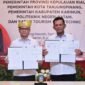 Gubernur Kepri Ansar Ahmad dan Menteri Pelindungan Pekerja Migran Indonesia (P2MI) Mukhtarudin menunjukkan dokumen kerjasama dalam menyiapkan ekosistem pekerja migran yang berkualitas di Gedung Daerah Tanjungpinang, Senin (8/6/2026). Foto: Diskominfo Kepri