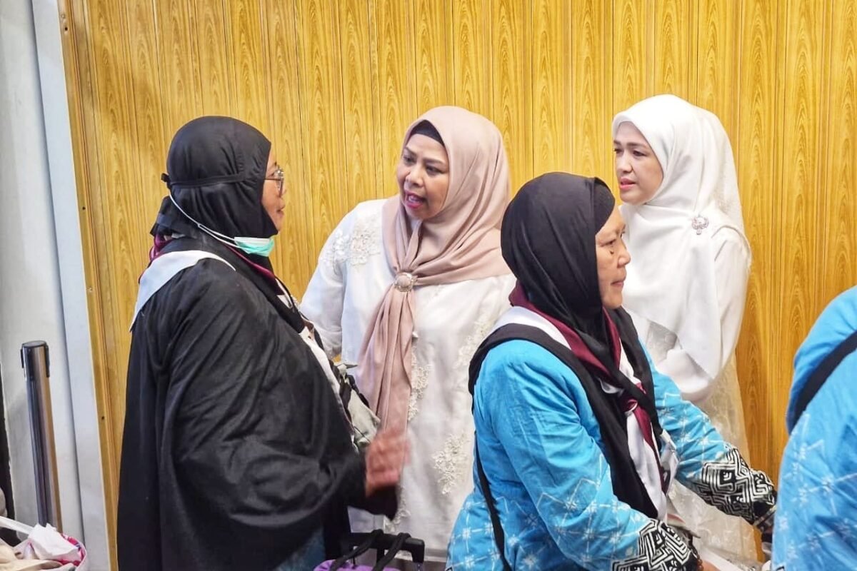 Ketua TP PKK Kepri Dewi Kumalasari Ansar bersama Ketua BKOW Kepri Nenny Dwiyana Nyanyang menyambut kepulangan Jemaah Haji Klaster Pertama Debarkasi Batam di Bandara Hang Nadim, Senin (1/6/2026). (Dilan)