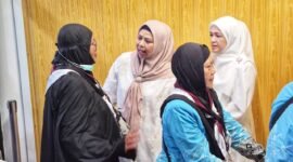 Ketua TP PKK Kepri Dewi Kumalasari Ansar bersama Ketua BKOW Kepri Nenny Dwiyana Nyanyang menyambut kepulangan Jemaah Haji Klaster Pertama Debarkasi Batam di Bandara Hang Nadim, Senin (1/6/2026). (Dilan)
