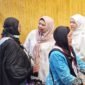 Ketua TP PKK Kepri Dewi Kumalasari Ansar bersama Ketua BKOW Kepri Nenny Dwiyana Nyanyang menyambut kepulangan Jemaah Haji Klaster Pertama Debarkasi Batam di Bandara Hang Nadim, Senin (1/6/2026). (Dilan)