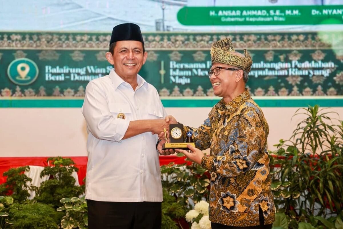Wamendikdasmen Atip Latipulhayat menyerahkan cenderamata kepada Gubernur Ansar di sela pelantikan PW PERSIS Provinsi Kepulauan Riau periode 2026–2031 di Aula Wan Seri Beni, Dompak, Jumat (26/6/2026). Wamen Atip mengapresiasi upaya Pemprov Kepri membangun setor pendidikan. Foto: Diskominfo Kepri