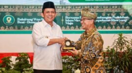 Wamendikdasmen Atip Latipulhayat menyerahkan cenderamata kepada Gubernur Ansar di sela pelantikan PW PERSIS Provinsi Kepulauan Riau periode 2026–2031 di Aula Wan Seri Beni, Dompak, Jumat (26/6/2026). Wamen Atip mengapresiasi upaya Pemprov Kepri membangun setor pendidikan. Foto: Diskominfo Kepri
