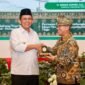 Wamendikdasmen Atip Latipulhayat menyerahkan cenderamata kepada Gubernur Ansar di sela pelantikan PW PERSIS Provinsi Kepulauan Riau periode 2026–2031 di Aula Wan Seri Beni, Dompak, Jumat (26/6/2026). Wamen Atip mengapresiasi upaya Pemprov Kepri membangun setor pendidikan. Foto: Diskominfo Kepri