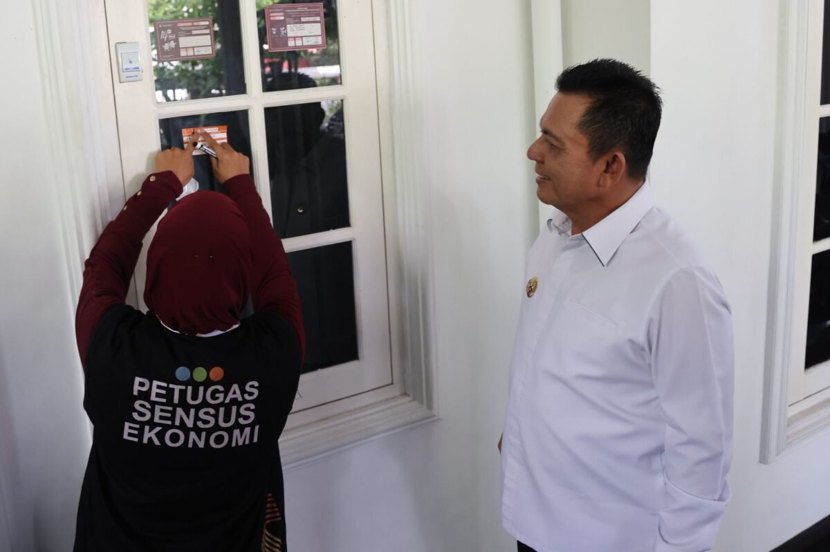 Gubernur Kepri, Ansar Ahmad menyaksikan petugas pendataan Sensus Ekonomi 2026 menempelkan stiker di kediamannya di Jalan Peralatan, Tanjungpinang, Senin (15/6/2026). Gubernur Ansar menjadi responden perdana sensus yang akan dilaksanakan hingga 31 Agustus 2026 mendatang. Foto: Diskominfo Kepri