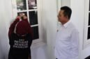 Gubernur Kepri, Ansar Ahmad menyaksikan petugas pendataan Sensus Ekonomi 2026 menempelkan stiker di kediamannya di Jalan Peralatan, Tanjungpinang, Senin (15/6/2026). Gubernur Ansar menjadi responden perdana sensus yang akan dilaksanakan hingga 31 Agustus 2026 mendatang. Foto: Diskominfo Kepri