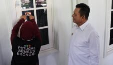 Gubernur Kepri, Ansar Ahmad menyaksikan petugas pendataan Sensus Ekonomi 2026 menempelkan stiker di kediamannya di Jalan Peralatan, Tanjungpinang, Senin (15/6/2026). Gubernur Ansar menjadi responden perdana sensus yang akan dilaksanakan hingga 31 Agustus 2026 mendatang. Foto: Diskominfo Kepri