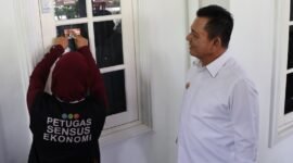 Gubernur Kepri, Ansar Ahmad menyaksikan petugas pendataan Sensus Ekonomi 2026 menempelkan stiker di kediamannya di Jalan Peralatan, Tanjungpinang, Senin (15/6/2026). Gubernur Ansar menjadi responden perdana sensus yang akan dilaksanakan hingga 31 Agustus 2026 mendatang. Foto: Diskominfo Kepri