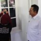 Gubernur Kepri, Ansar Ahmad menyaksikan petugas pendataan Sensus Ekonomi 2026 menempelkan stiker di kediamannya di Jalan Peralatan, Tanjungpinang, Senin (15/6/2026). Gubernur Ansar menjadi responden perdana sensus yang akan dilaksanakan hingga 31 Agustus 2026 mendatang. Foto: Diskominfo Kepri