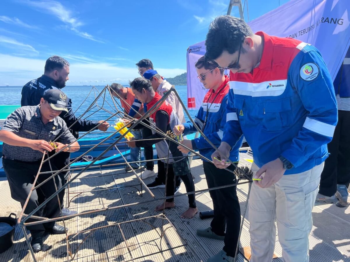 Pertamina Patra Niaga Integrated Terminal (IT) Teluk Kabung menanam terumbu karang di perairan Pulau Pasumpahan, Kota Padang,. Foto: Istimewa