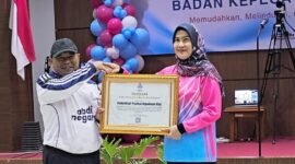 Kepala BKD dan KORPRI Provinsi Kepulauan Riau, Yeny Trisia Isabella menerima penghargan Adhi Manawa Nugraha Utamadari Kepala Kantor Regional XII BKN Pekanbaru, Purjiyanta pada peringatan Hari Ulang Tahun (HUT) ke-78 BKN yang berlangsung di Kantor Regional XII BKN Pekanbaru, Sabtu (6/6/2026). (Sumber: BKD dan KORPRI Provinsi Kepri)