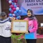 Kepala BKD dan KORPRI Provinsi Kepulauan Riau, Yeny Trisia Isabella menerima penghargan Adhi Manawa Nugraha Utamadari Kepala Kantor Regional XII BKN Pekanbaru, Purjiyanta pada peringatan Hari Ulang Tahun (HUT) ke-78 BKN yang berlangsung di Kantor Regional XII BKN Pekanbaru, Sabtu (6/6/2026). (Sumber: BKD dan KORPRI Provinsi Kepri)