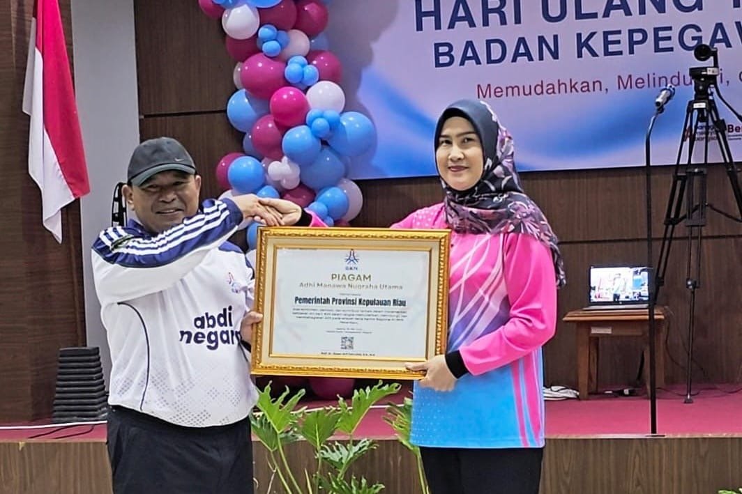 Kepala BKD dan KORPRI Provinsi Kepulauan Riau, Yeny Trisia Isabella menerima penghargan Adhi Manawa Nugraha Utamadari Kepala Kantor Regional XII BKN Pekanbaru, Purjiyanta pada peringatan Hari Ulang Tahun (HUT) ke-78 BKN yang berlangsung di Kantor Regional XII BKN Pekanbaru, Sabtu (6/6/2026). (Sumber: BKD dan KORPRI Provinsi Kepri)