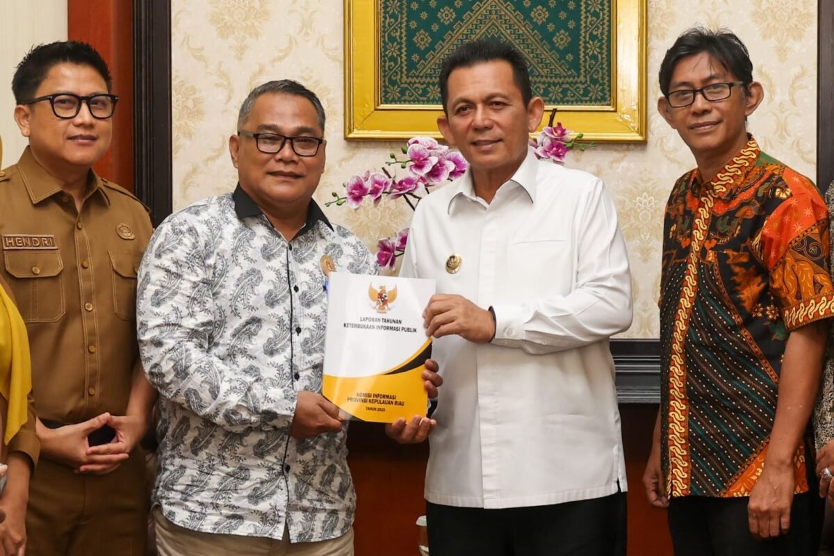 Gubernur Ansar menerima Laporan Kinerja Komisi Informasi Kepulauan Riau Tahun 2025 dari Ketua KI Kepri, Arison. Foto: Diskominfo Kepri