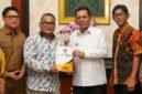 Gubernur Ansar menerima Laporan Kinerja Komisi Informasi Kepulauan Riau Tahun 2025 dari Ketua KI Kepri, Arison. Foto: Diskominfo Kepri