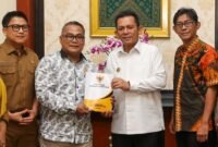 Gubernur Ansar menerima Laporan Kinerja Komisi Informasi Kepulauan Riau Tahun 2025 dari Ketua KI Kepri, Arison. Foto: Diskominfo Kepri