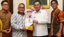Gubernur Ansar menerima Laporan Kinerja Komisi Informasi Kepulauan Riau Tahun 2025 dari Ketua KI Kepri, Arison. Foto: Diskominfo Kepri