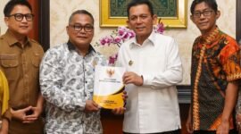 Gubernur Ansar menerima Laporan Kinerja Komisi Informasi Kepulauan Riau Tahun 2025 dari Ketua KI Kepri, Arison. Foto: Diskominfo Kepri