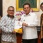 Gubernur Ansar menerima Laporan Kinerja Komisi Informasi Kepulauan Riau Tahun 2025 dari Ketua KI Kepri, Arison. Foto: Diskominfo Kepri