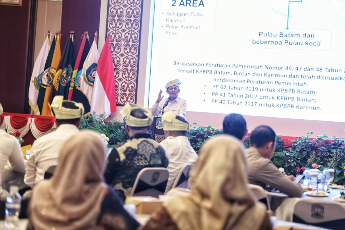 Gubenur Kepri Ansar Ahmad memberikan kata sambutan pada Pengukuhan Dewan Pengurus KADIN Provinsi Kepulauan Riau masa bakti 2026-2031 di Aula Wan Seri Beni, Dompak, Selasa (16/6/2026). Foto: Diskominfo Kepri