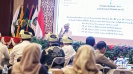 Gubenur Kepri Ansar Ahmad memberikan kata sambutan pada Pengukuhan Dewan Pengurus KADIN Provinsi Kepulauan Riau masa bakti 2026-2031 di Aula Wan Seri Beni, Dompak, Selasa (16/6/2026). Foto: Diskominfo Kepri