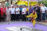 Gubernur Ansar bersama Wagub Nyanyang, Wakil Wali Kota Tanjungpinang Raja Ariza dan Ketua LAM Kepri menyaksikan permainan gasing di event Penyengat Heritage 2026. Foto: Diskominfo Kepri