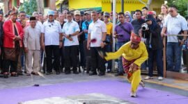 Gubernur Ansar bersama Wagub Nyanyang, Wakil Wali Kota Tanjungpinang Raja Ariza dan Ketua LAM Kepri menyaksikan permainan gasing di event Penyengat Heritage 2026. Foto: Diskominfo Kepri