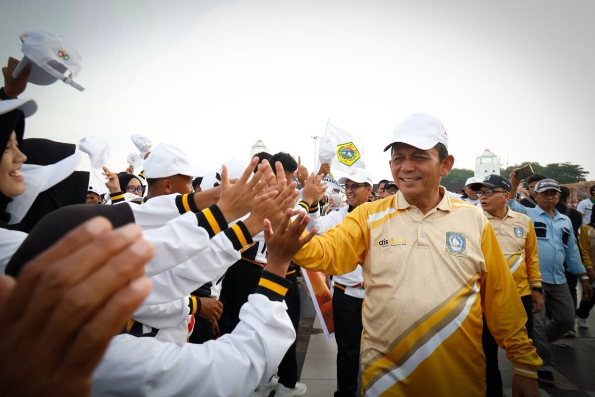 Gubernur Kepri Ansar Ahmad bersama Bupati Karimun Iskandarsyah menyapa para atlet peserta POPDA X Kepulauan Riau pada pembukaan digelar di Coastal Area, Karimun, Kamis (2/7/2026). Foto: Diskominfo Kepri