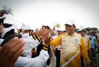 Gubernur Kepri Ansar Ahmad bersama Bupati Karimun Iskandarsyah menyapa para atlet peserta POPDA X Kepulauan Riau pada pembukaan digelar di Coastal Area, Karimun, Kamis (2/7/2026). Foto: Diskominfo Kepri
