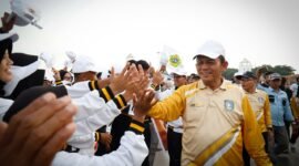 Gubernur Kepri Ansar Ahmad bersama Bupati Karimun Iskandarsyah menyapa para atlet peserta POPDA X Kepulauan Riau pada pembukaan digelar di Coastal Area, Karimun, Kamis (2/7/2026). Foto: Diskominfo Kepri