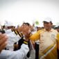 Gubernur Kepri Ansar Ahmad bersama Bupati Karimun Iskandarsyah menyapa para atlet peserta POPDA X Kepulauan Riau pada pembukaan digelar di Coastal Area, Karimun, Kamis (2/7/2026). Foto: Diskominfo Kepri