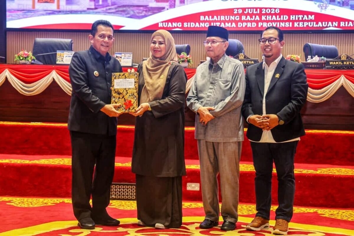 Gubernur Kepri Ansar Ahmad menyerahkan dokumen Perda Pertanggungjawaban APBD Provinsi Kepulauan Riau TA 2025 kepada Wakil Ketua I DPRD Kepri Dewi Kumalasari yang didampingi Wakil Ketua II Tengku Afrizal dan Wakil Ketua III Bakhtiar. Foto: Diskominfo Kepri
