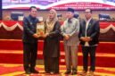 Gubernur Kepri Ansar Ahmad menyerahkan dokumen Perda Pertanggungjawaban APBD Provinsi Kepulauan Riau TA 2025 kepada Wakil Ketua I DPRD Kepri Dewi Kumalasari yang didampingi Wakil Ketua II Tengku Afrizal dan Wakil Ketua III Bakhtiar. Foto: Diskominfo Kepri