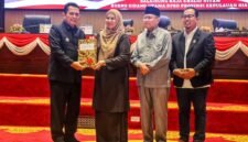 Gubernur Kepri Ansar Ahmad menyerahkan dokumen Perda Pertanggungjawaban APBD Provinsi Kepulauan Riau TA 2025 kepada Wakil Ketua I DPRD Kepri Dewi Kumalasari yang didampingi Wakil Ketua II Tengku Afrizal dan Wakil Ketua III Bakhtiar. Foto: Diskominfo Kepri