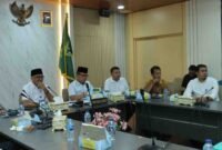 Wakil Ketua I DPRD Kota Batam sekaligus Koordinator Banggar, Haji Aweng Kurniawan, memimpin rapat internal di Ruang Rapat Pimpinan DPRD. Foto: Istimewa