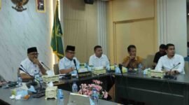 Wakil Ketua I DPRD Kota Batam sekaligus Koordinator Banggar, Haji Aweng Kurniawan, memimpin rapat internal di Ruang Rapat Pimpinan DPRD. Foto: Istimewa