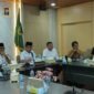 Wakil Ketua I DPRD Kota Batam sekaligus Koordinator Banggar, Haji Aweng Kurniawan, memimpin rapat internal di Ruang Rapat Pimpinan DPRD. Foto: Istimewa