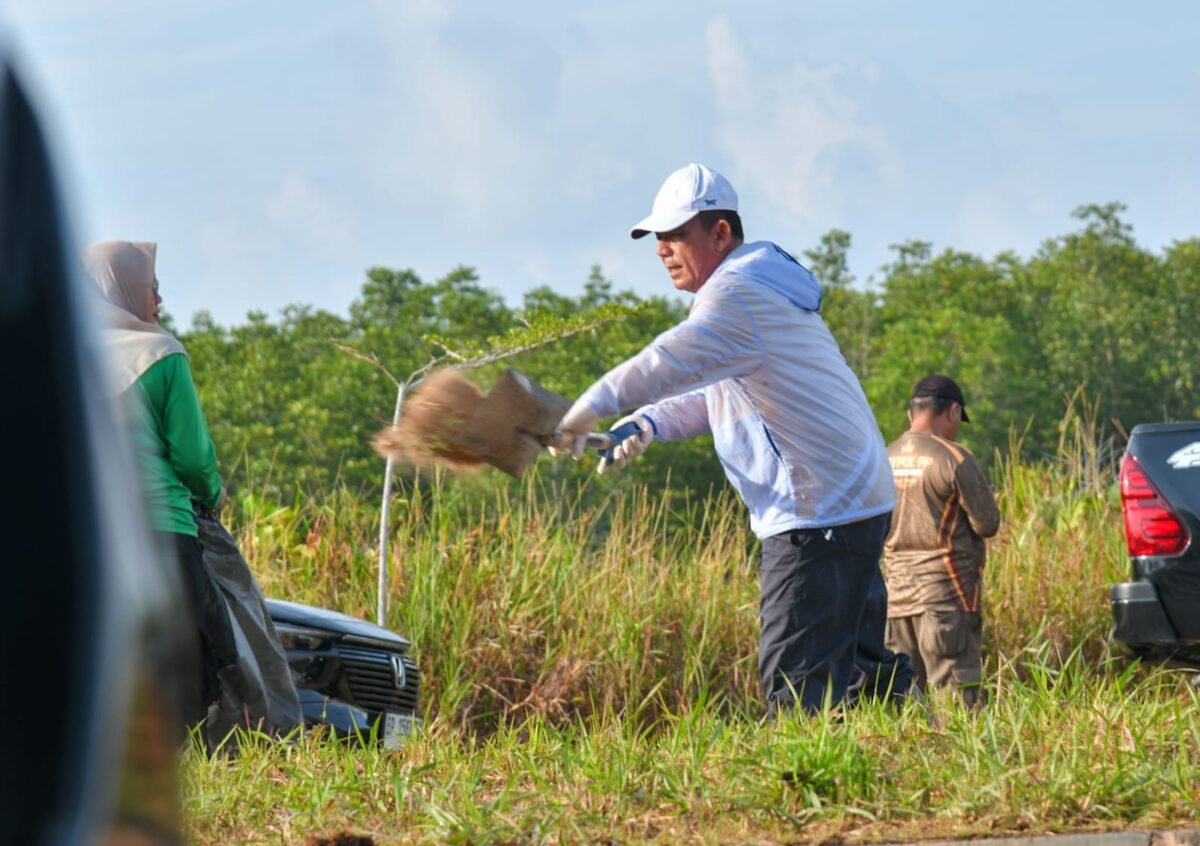 Gubernur Ansar bersama sejumlah Kepala OPD dan pegawai di lingkungan Pemprov Kepri membersihkan mulai dari rumput di marka dan tepi jalan, mengangkut sampah, hingga lumpur yang memenuhi aspal.  Foto: Humas Diskominfo Kepri