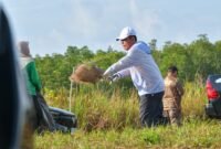 Gubernur Ansar bersama sejumlah Kepala OPD dan pegawai di lingkungan Pemprov Kepri membersihkan mulai dari rumput di marka dan tepi jalan, mengangkut sampah, hingga lumpur yang memenuhi aspal.  Foto: Humas Diskominfo Kepri