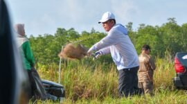 Gubernur Ansar bersama sejumlah Kepala OPD dan pegawai di lingkungan Pemprov Kepri membersihkan mulai dari rumput di marka dan tepi jalan, mengangkut sampah, hingga lumpur yang memenuhi aspal.  Foto: Humas Diskominfo Kepri