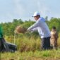 Gubernur Ansar bersama sejumlah Kepala OPD dan pegawai di lingkungan Pemprov Kepri membersihkan mulai dari rumput di marka dan tepi jalan, mengangkut sampah, hingga lumpur yang memenuhi aspal.  Foto: Humas Diskominfo Kepri